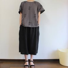 刺繍のブラウスにスッキリパンツもいいけど・・・私はキュロットスカートに合わせたい。