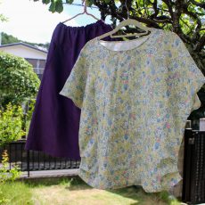 花柄ガーゼの黄色は、紫色のスカートに合わせると秋っぽくなるかな？