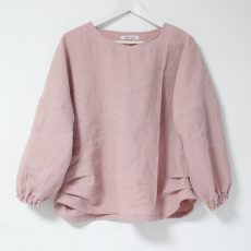 くすみピンクのリネンブラウスは大人の優しい印象に