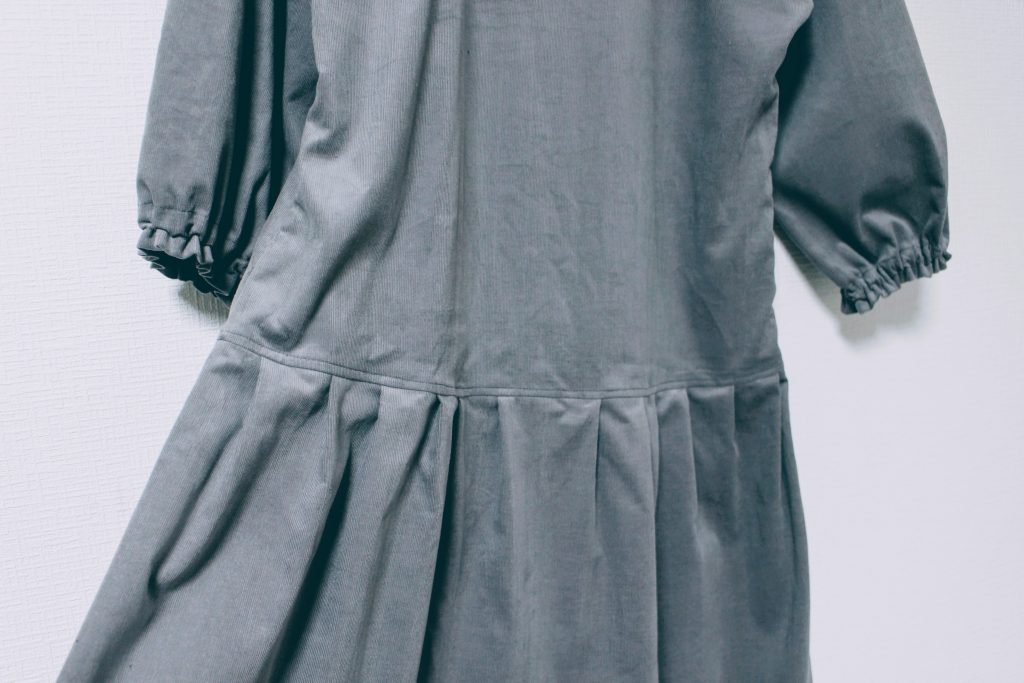コーデュロイのローウエストワンピースグレーは 小さいサイズで Komof Kamakura リネンやガーゼ 天然素材の手作りお洋服