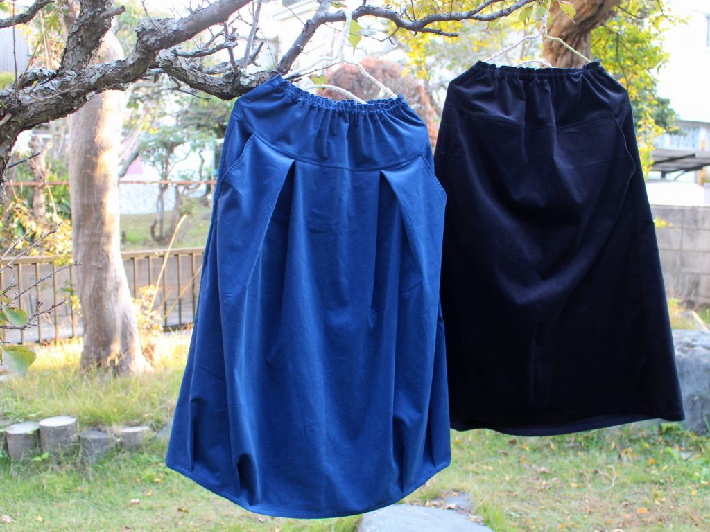 コーデュロイのスカート　紺色と黒　タックなしとバルーン