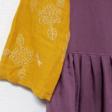 刺繍の生地のお洋服は季節を問わず人気ですね。