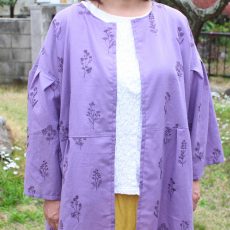 ふんわり袖の春コート　紫刺繍